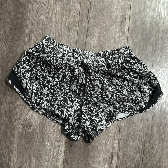 Lululemon Hotty Hot Short Chirasu Black Chirakasu Alpine White Black size 6 - Picture 5 of 6